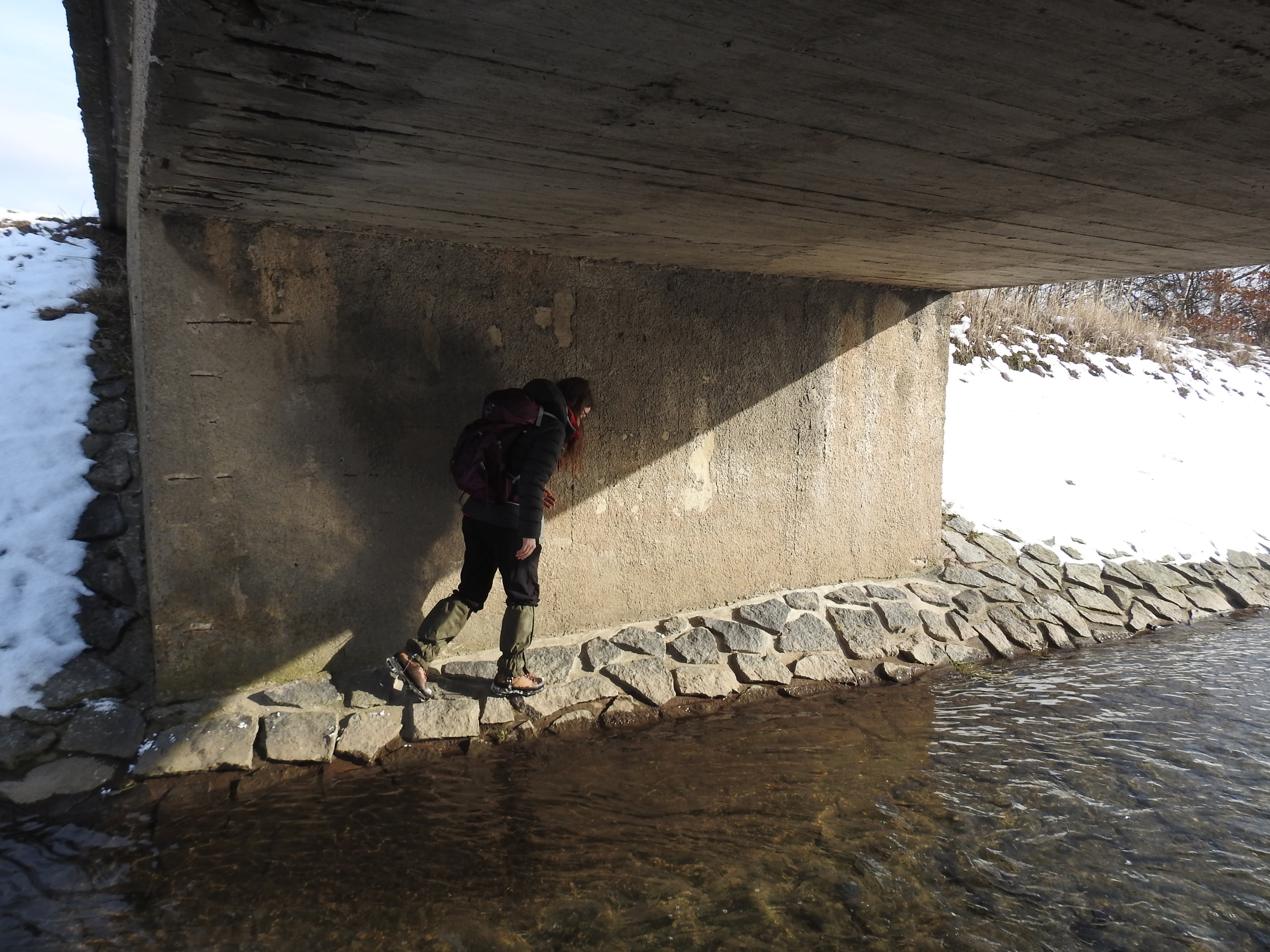 Vydry velmi rády značkují pod mosty. Proto hledání trusu v těchto místech je při monitoringu vyder to základní.
